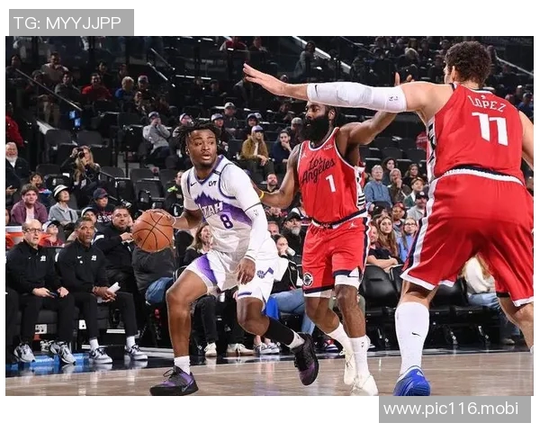 莱昂纳德狂轰41分8板4断!完爆爱德华兹 单核两连胜+连续31场20+ 莱昂纳德狂轰41分8板4断!完爆爱德华兹 单核两连胜+连续31场20+