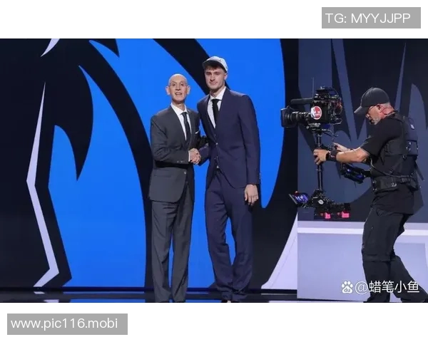 力压文班亚马,独行侠新秀库珀·弗拉格首秀球衣拍出破纪录千万美元天价 力压文班亚马,独行侠新秀库珀·弗拉格首秀球衣拍出破纪录千万美元天价