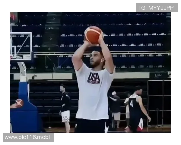 布克塔图姆米切尔拉文谁更强?杨毅:无疑是布克 獭兔不够全面 布克塔图姆米切尔拉文谁更强?杨毅:无疑是布克 獭兔不够全面